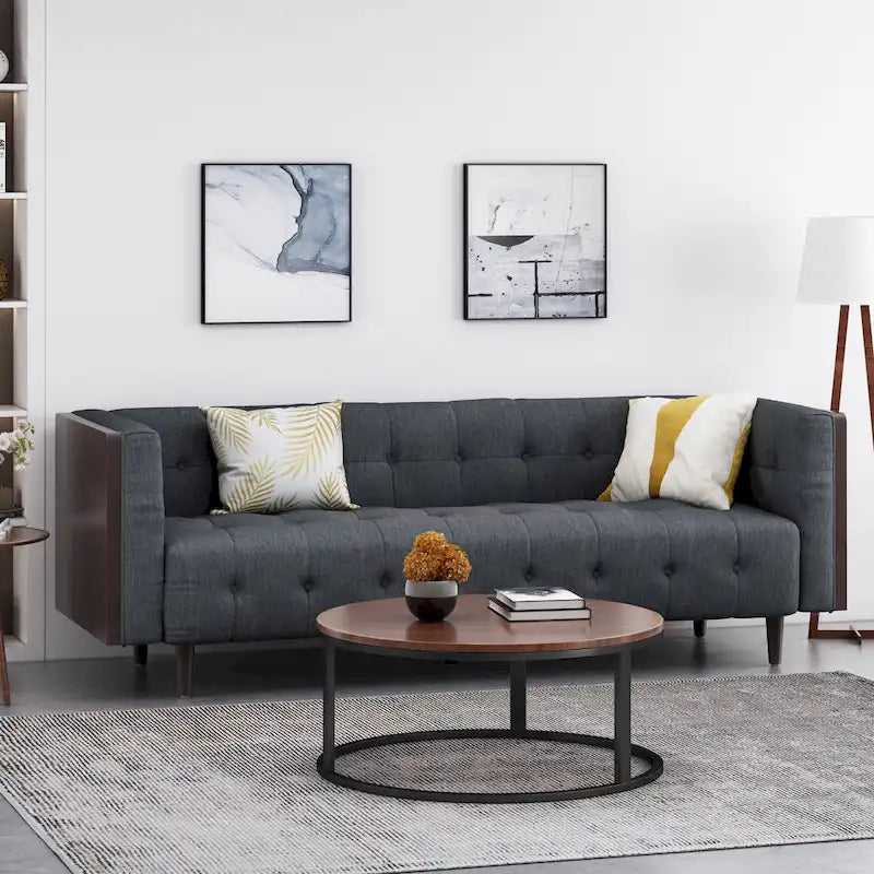 Moderní třímístná pohovka s knoflíkovým prošíváním