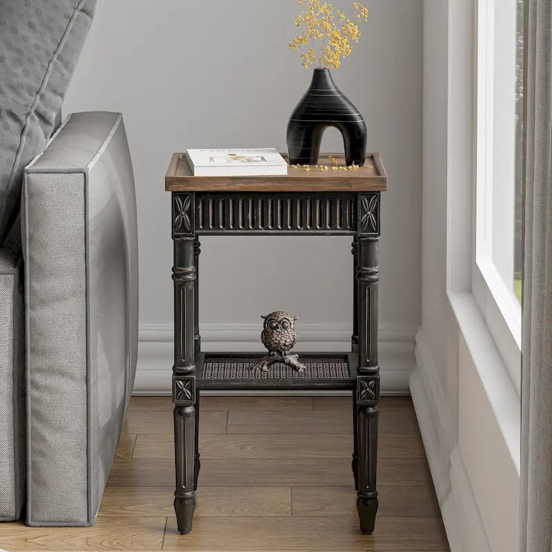 Beistelltisch im französischen Landhausstil mit gewollter Used-Optik, Tablettplatte und Korbablage