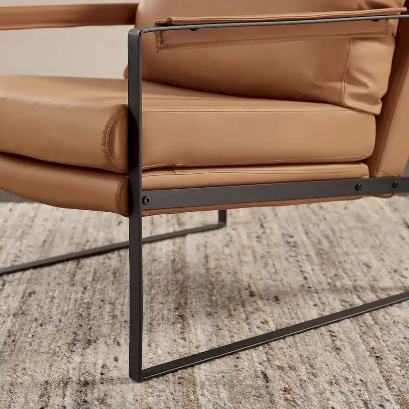 Moderne fauteuil in imitatieleer uit het midden van de vorige eeuw met stalen frame