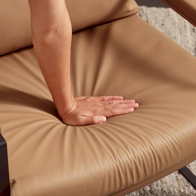 Moderne fauteuil in imitatieleer uit het midden van de vorige eeuw met stalen frame