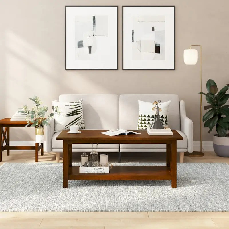 Klassischer Couchtisch aus Massivholz im Landhausstil
