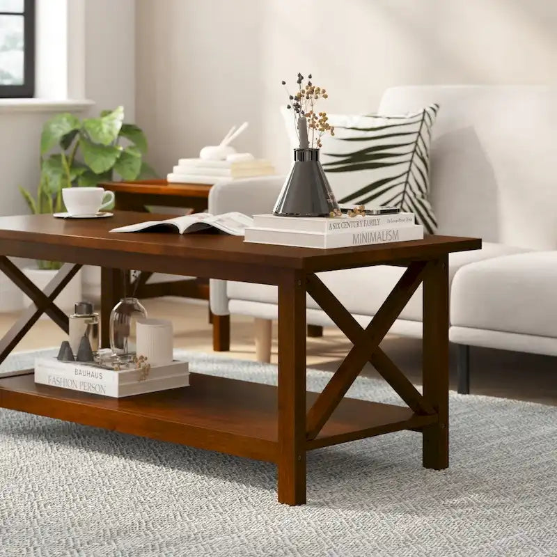 Klassischer Couchtisch aus Massivholz im Landhausstil