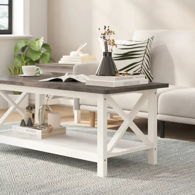 Klassischer Couchtisch aus Massivholz im Landhausstil