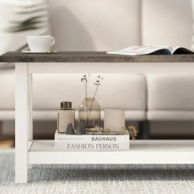 Klassischer Couchtisch aus Massivholz im Landhausstil