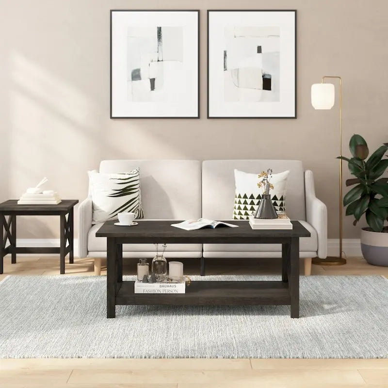 Klassischer Couchtisch aus Massivholz im Landhausstil