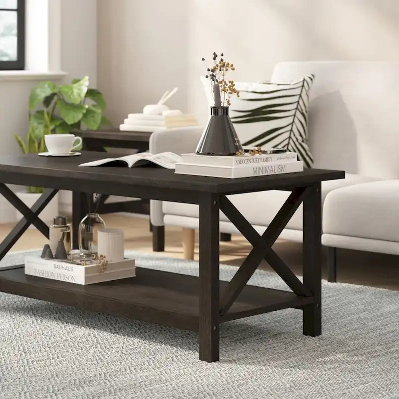 Klassischer Couchtisch aus Massivholz im Landhausstil