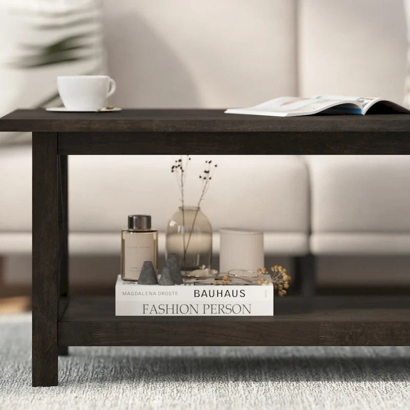 Klassischer Couchtisch aus Massivholz im Landhausstil
