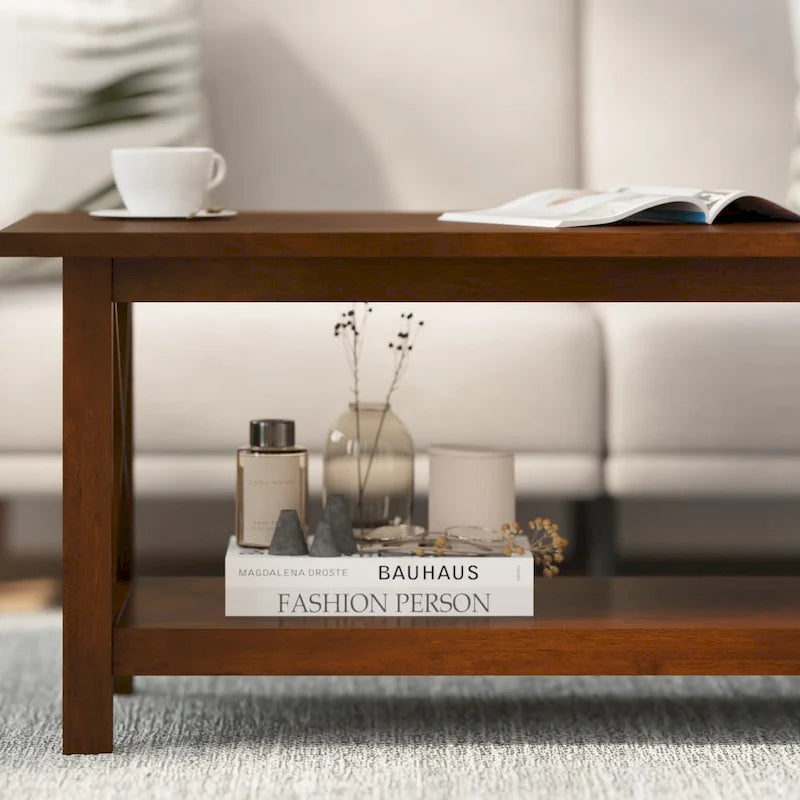 Klassischer Couchtisch aus Massivholz im Landhausstil